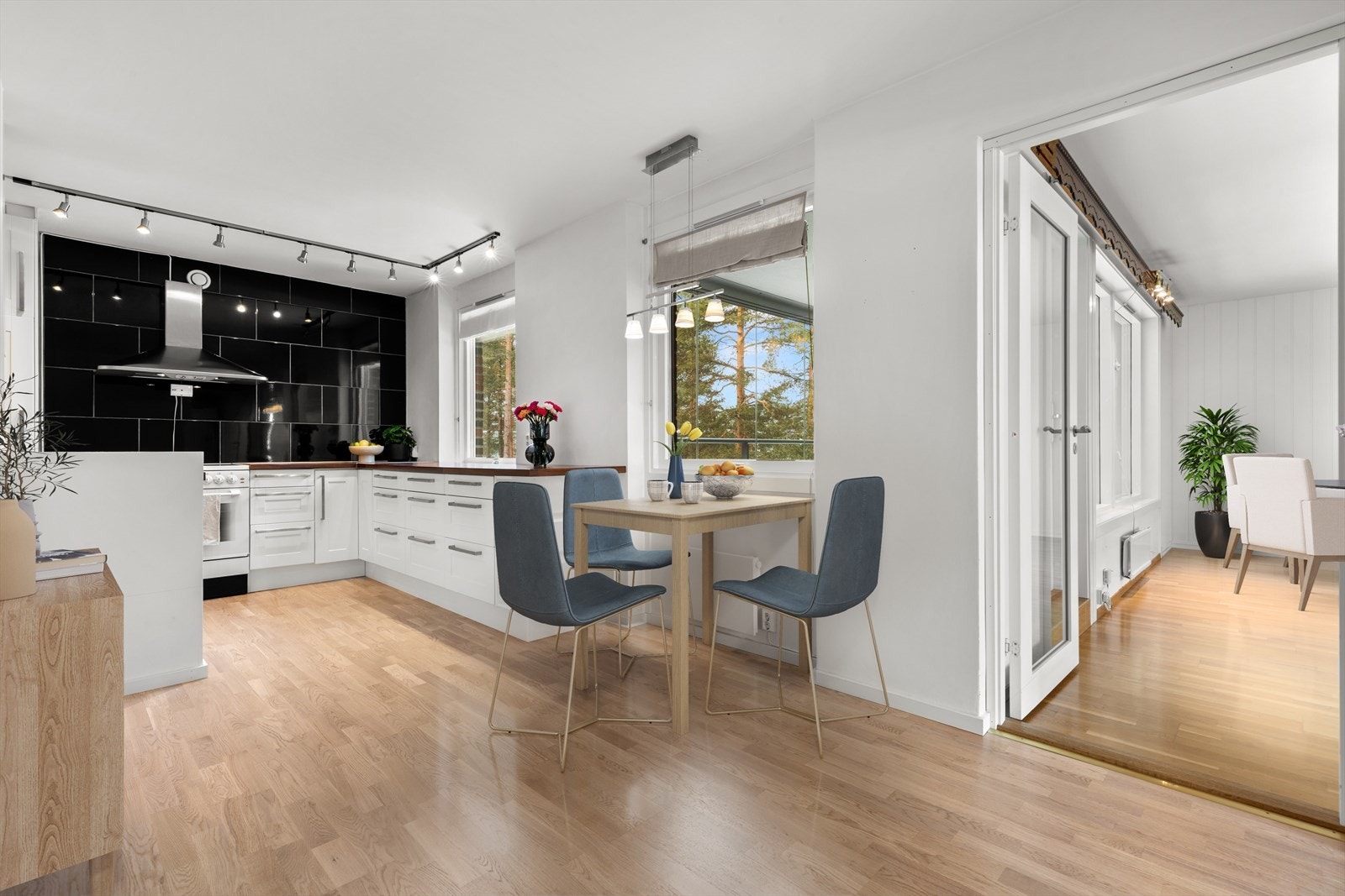 God plass til spisebord, noe som gjør kjøkkenet til et naturlig samlingspunkt for både hverdagsmåltider og hyggelige sosiale sammenkomster.(bildet er digitalt møblert) Galleribilde