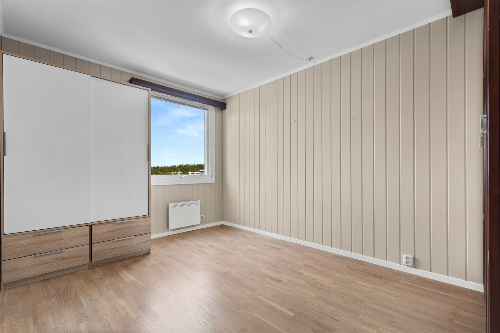 Hovedsoverommet har god plass til dobbeltseng med nattbord på hver side, samt gode oppbevaringsmuligheter. Galleribilde