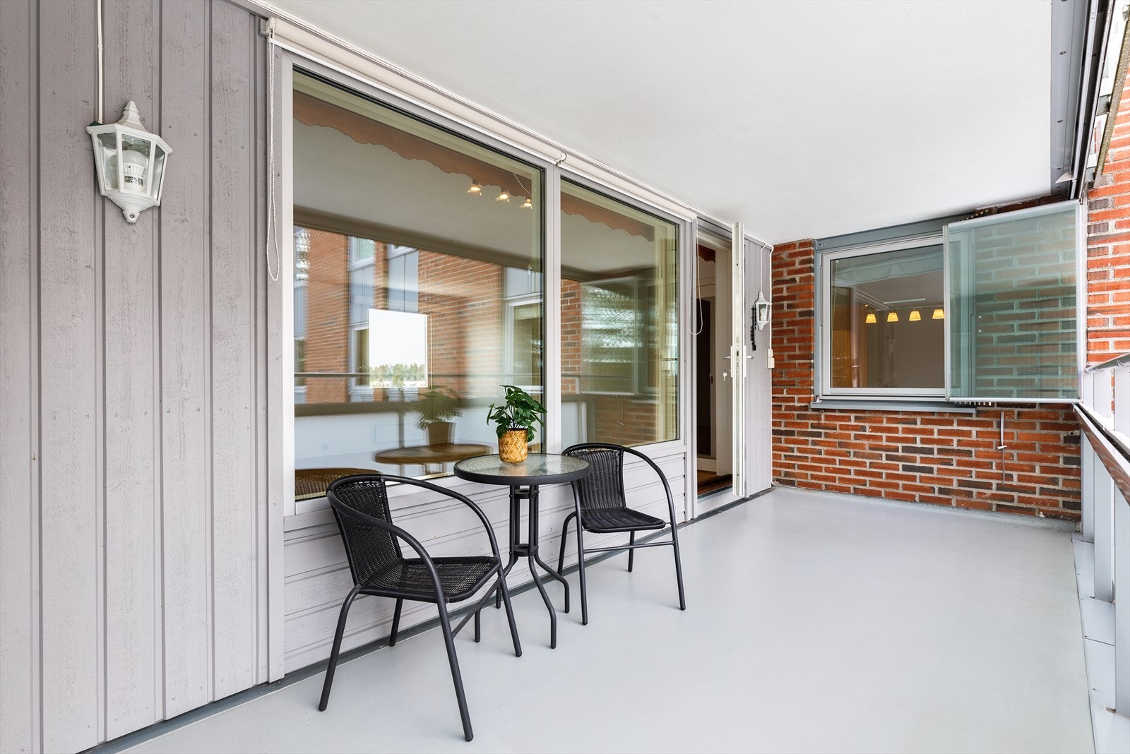 Her er det plass til sittegruppe og planter, og den er perfekt for å nyte solrike dager, rolige ettermiddager eller lune kvelder uansett vær. Galleribilde