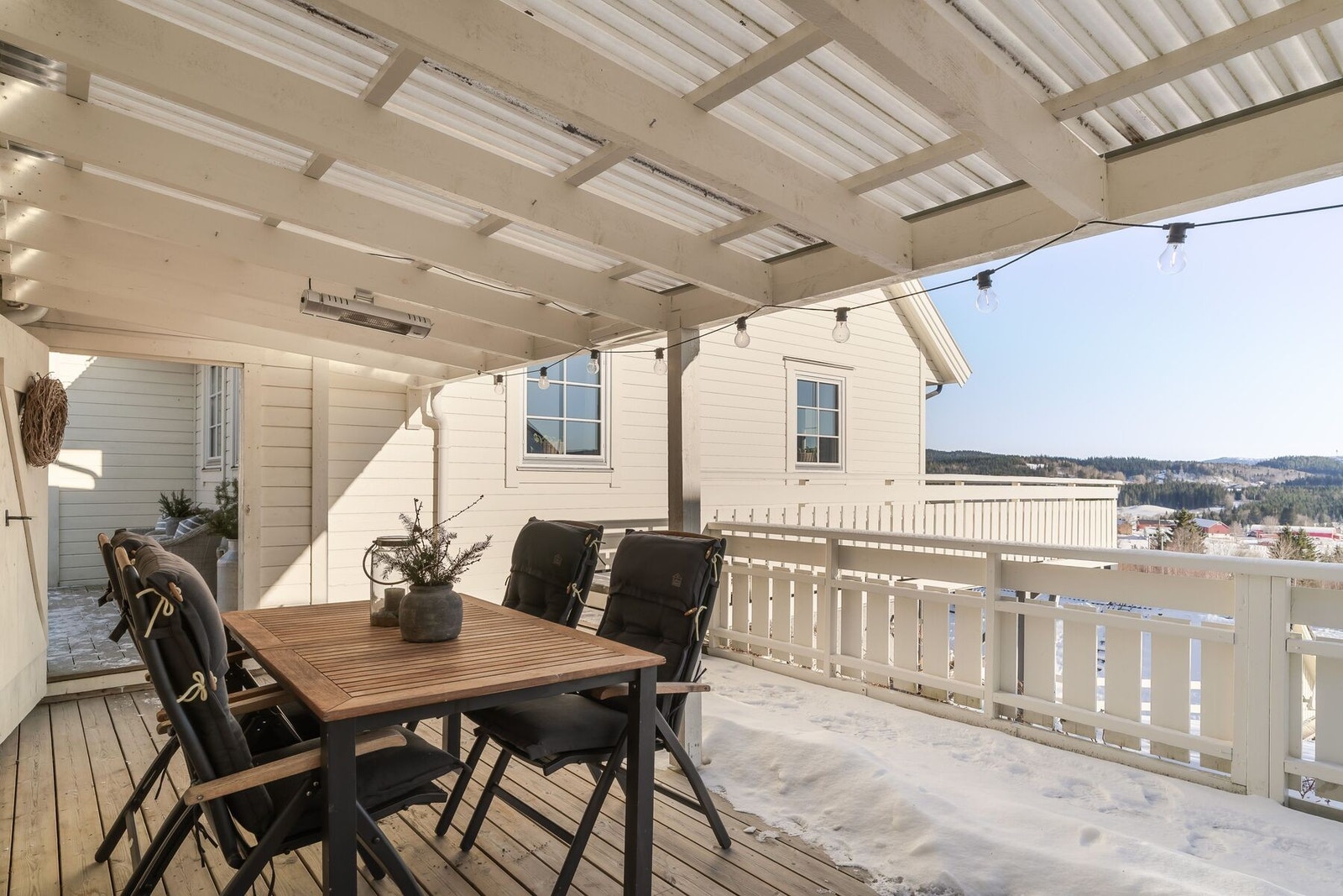 Her får man veranda og terrasse på til sammen ca. 77 . Galleribilde