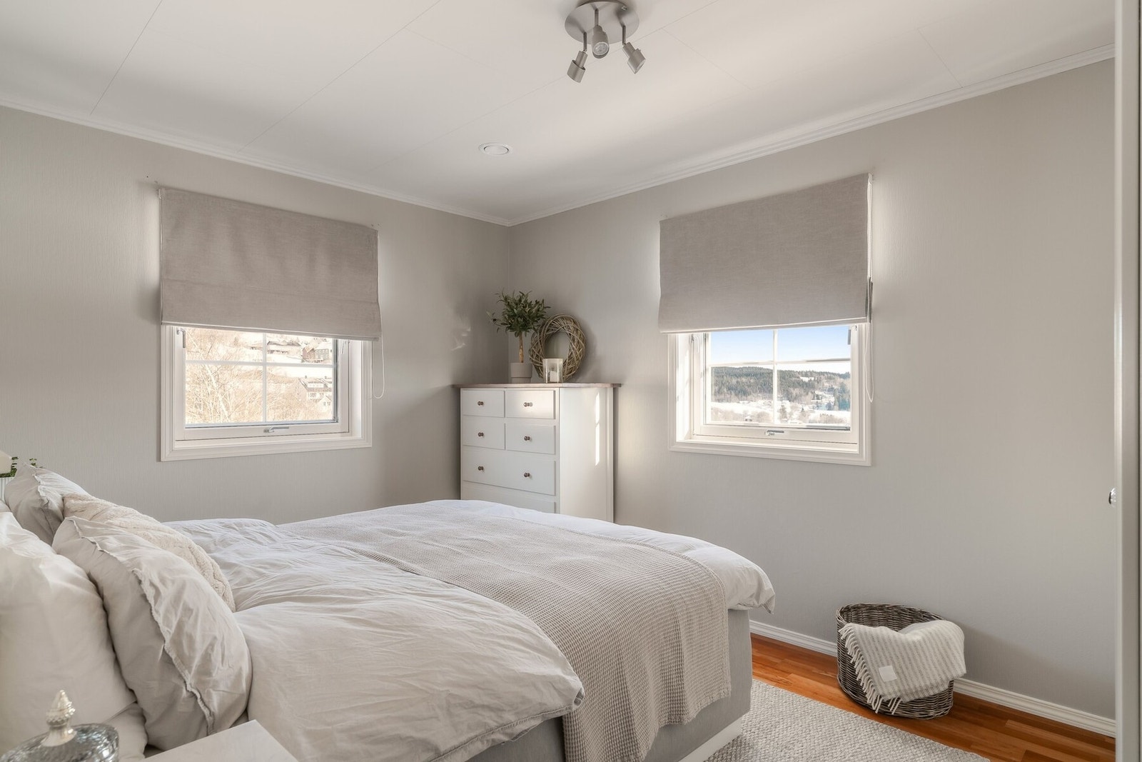 Rommer er på 11,6 m² og nyter godt av beliggenheten med både morgensol og utsikt. Galleribilde