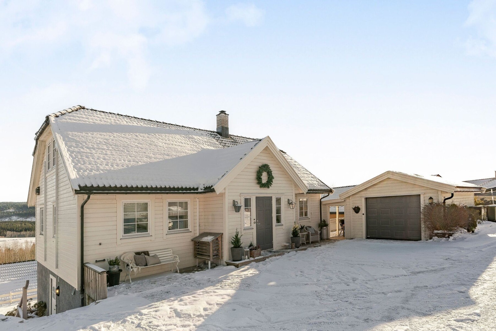 Eiendommen er pent opparbeidet med en romslig gårdsplass, garasje og oppstillingsplass til totalt fire biler i tillegg til garasjen. Her er det rikelig med parkering for både familie og gjester. Galleribilde