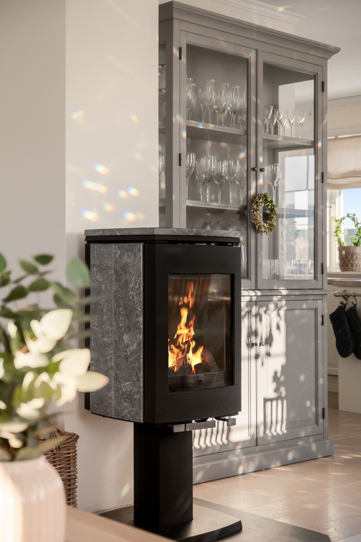 Stuen har vedovn som sikrer en hyggelig stemning og god varme på kalde vinterkvelder. Galleribilde