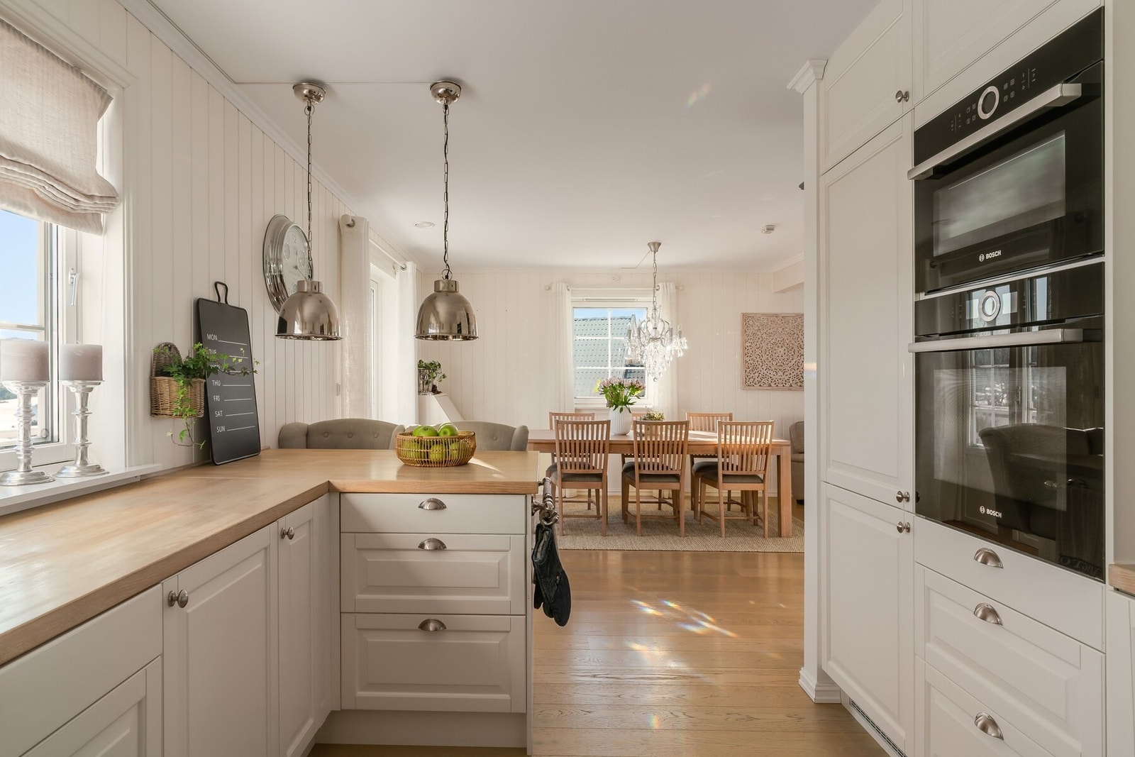 Resultatet er et kjøkken som føles både eksklusivt og hjemmekoselig, et naturlig samlingspunkt i boligen, hvor funksjon, estetikk og kvalitet går hånd i hånd. Kjøkkenet er på 9,6 m². Galleribilde