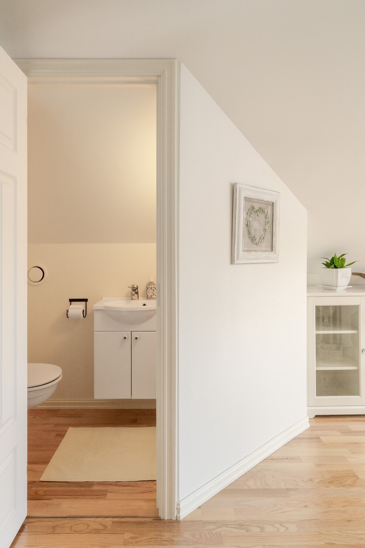 Ekstra toalett - enkelt og praktisk, tilknyttet loftstuen og soverommene oppe. Galleribilde