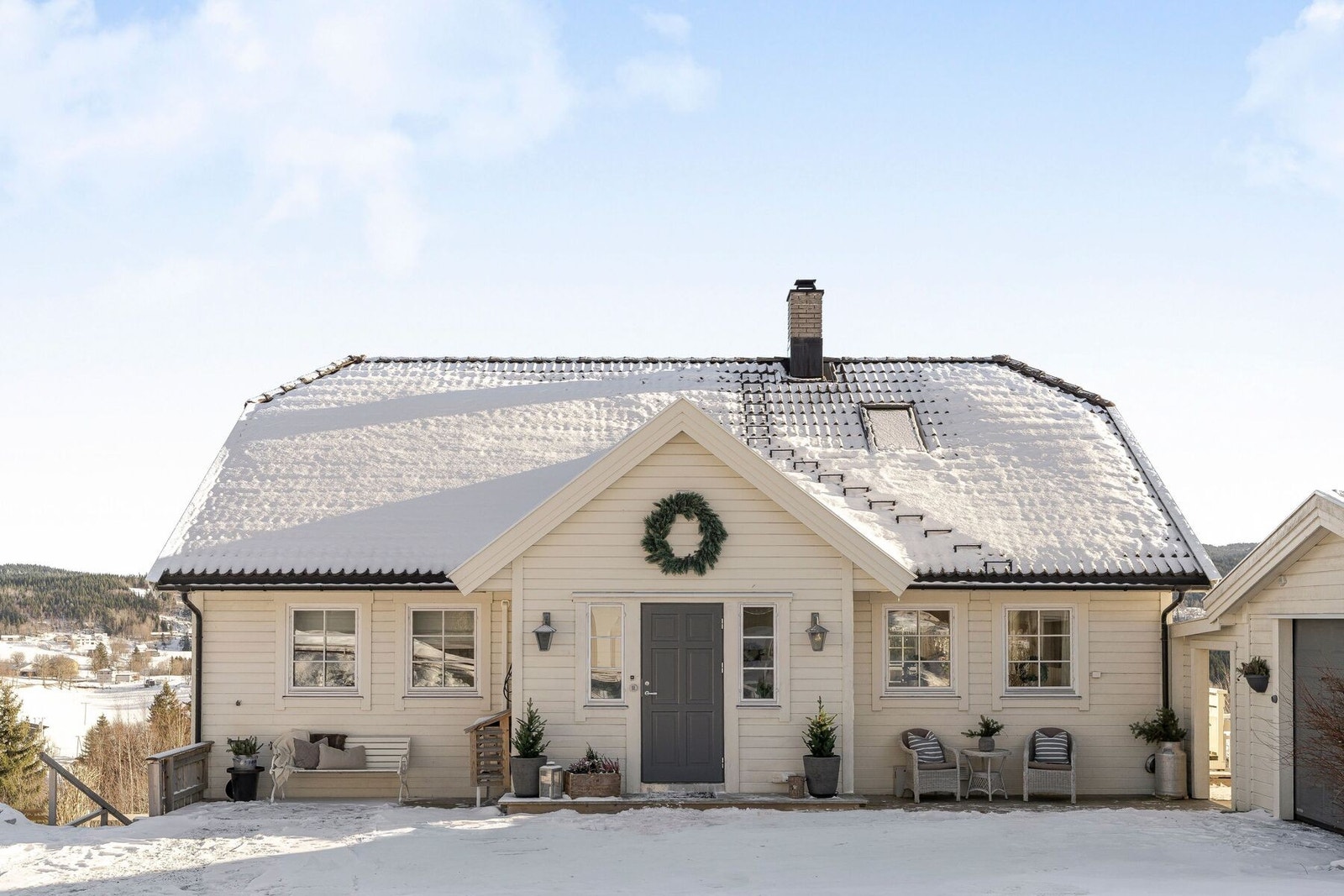 Velkommen hjem - en klassisk enebolig med utleiedel og enestående beliggenhet. Innerst i et rolig og etablert nabolag, uten gjennomgangstrafikk, finner du denne innholdsrike eneboligen i klassisk stil. Foto: Vidar Alvik/Grattis Foto Galleribilde