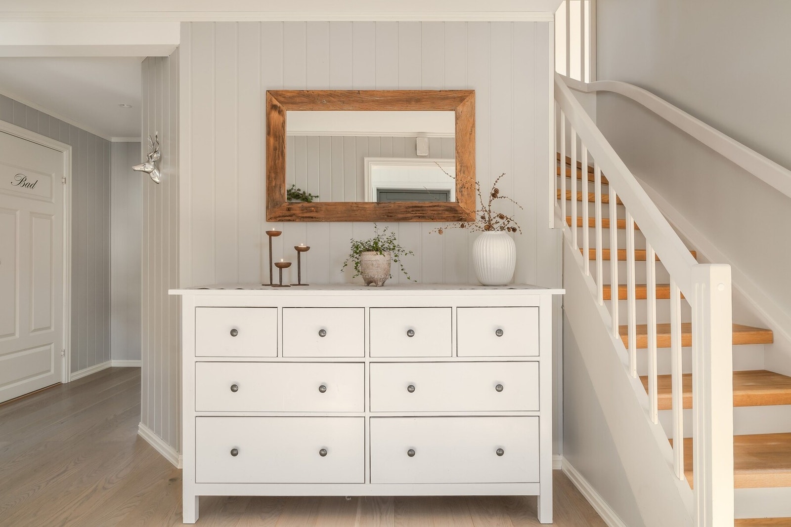 Fra gangen har man adkomst til boligens øvrige rom og trapp til overetasjen. Galleribilde