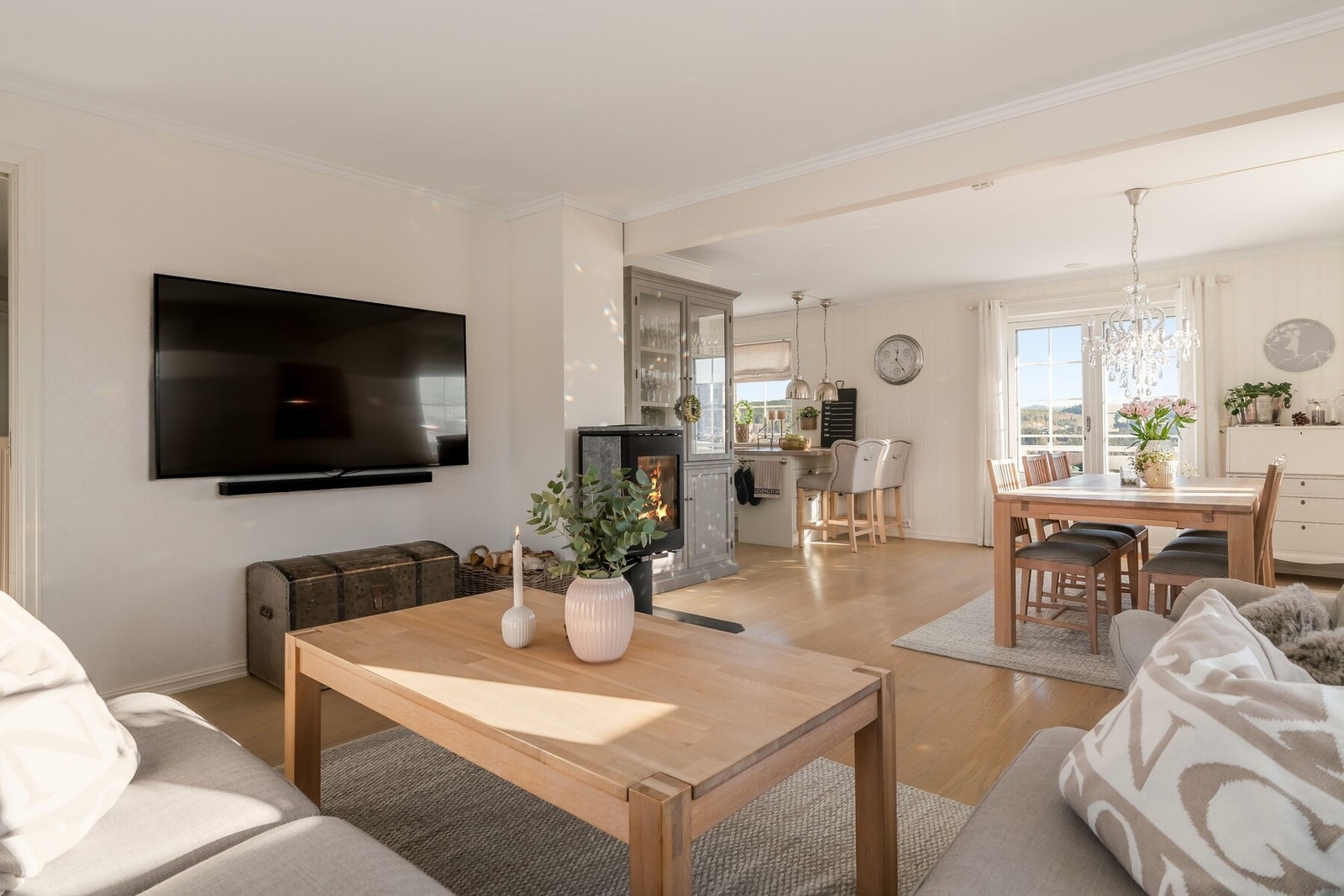 Store vindusflater gir nydelig utsikt over bygda og slipper inn rikelig med dagslys. Galleribilde