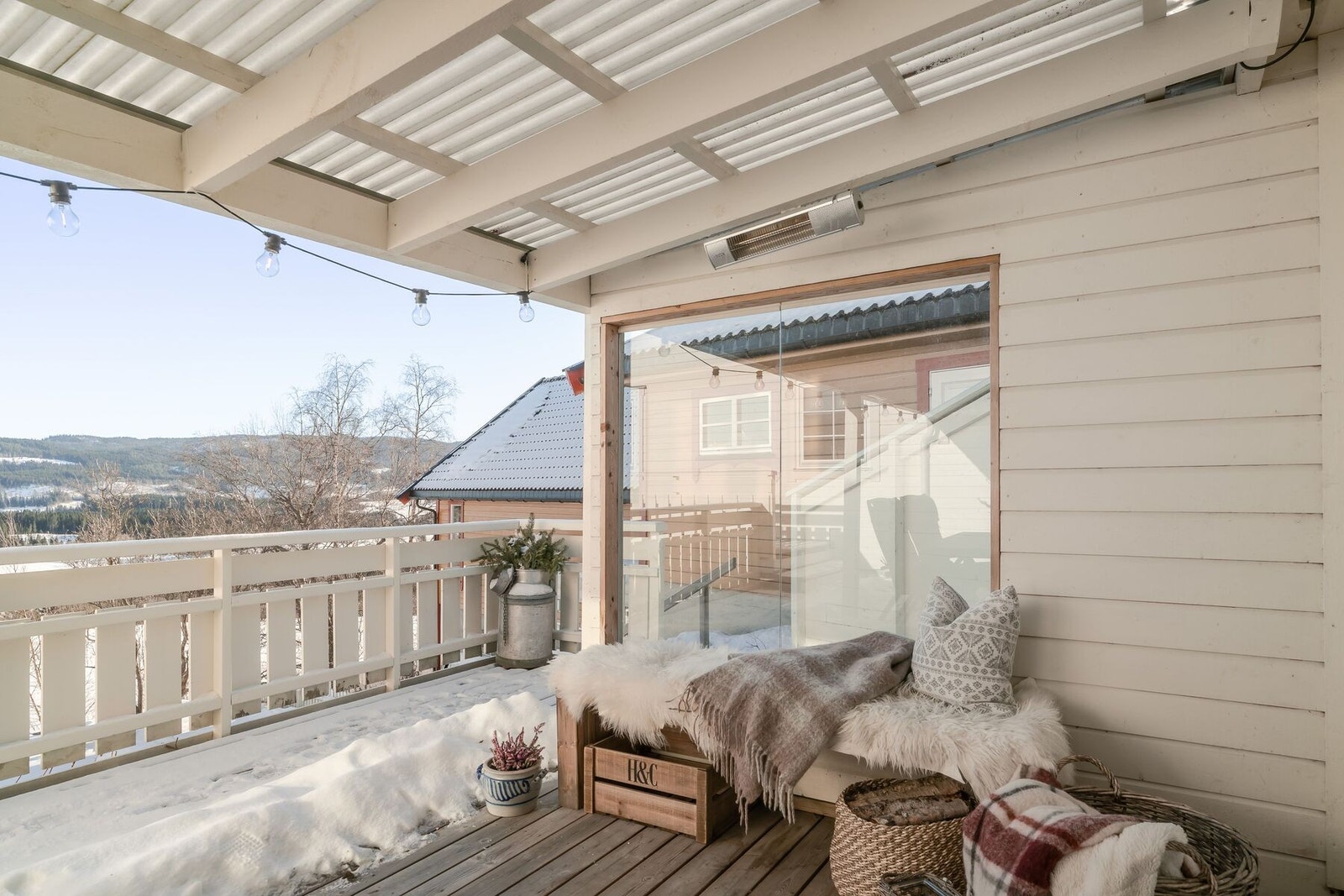 Den er videre utstyrt med varmelamper for kjølige kvelder og et stort vindu som åpner innsyn og utsyn mot den tilknyttede uteplassen like ved. Galleribilde