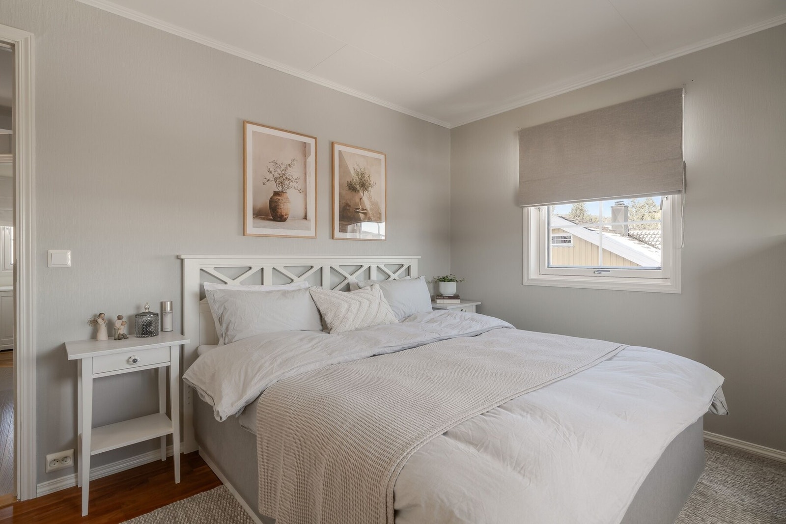 Stort, lyst hovedsoverom med god plass for dobbeltseng, nattbord og garderobeskap. Galleribilde