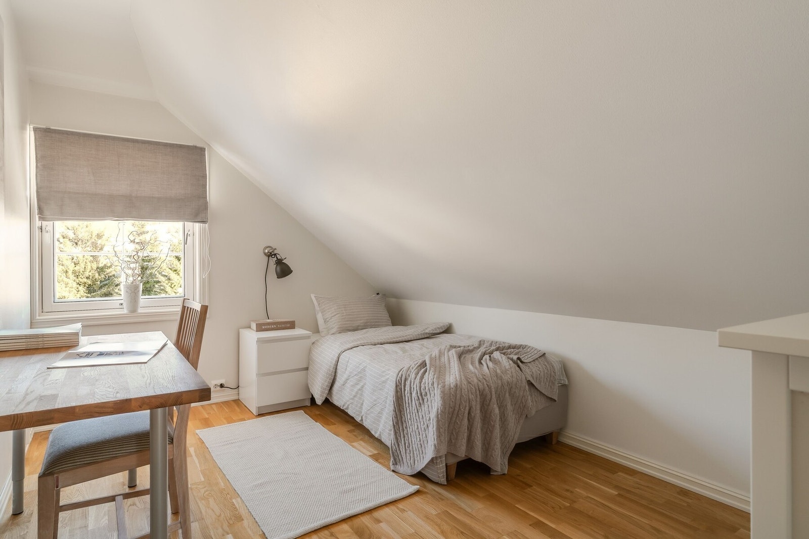 Rommene har god plass til både seng og kontorpult, samt kommode for oppbevaring. Vinduer med morgensol. Galleribilde