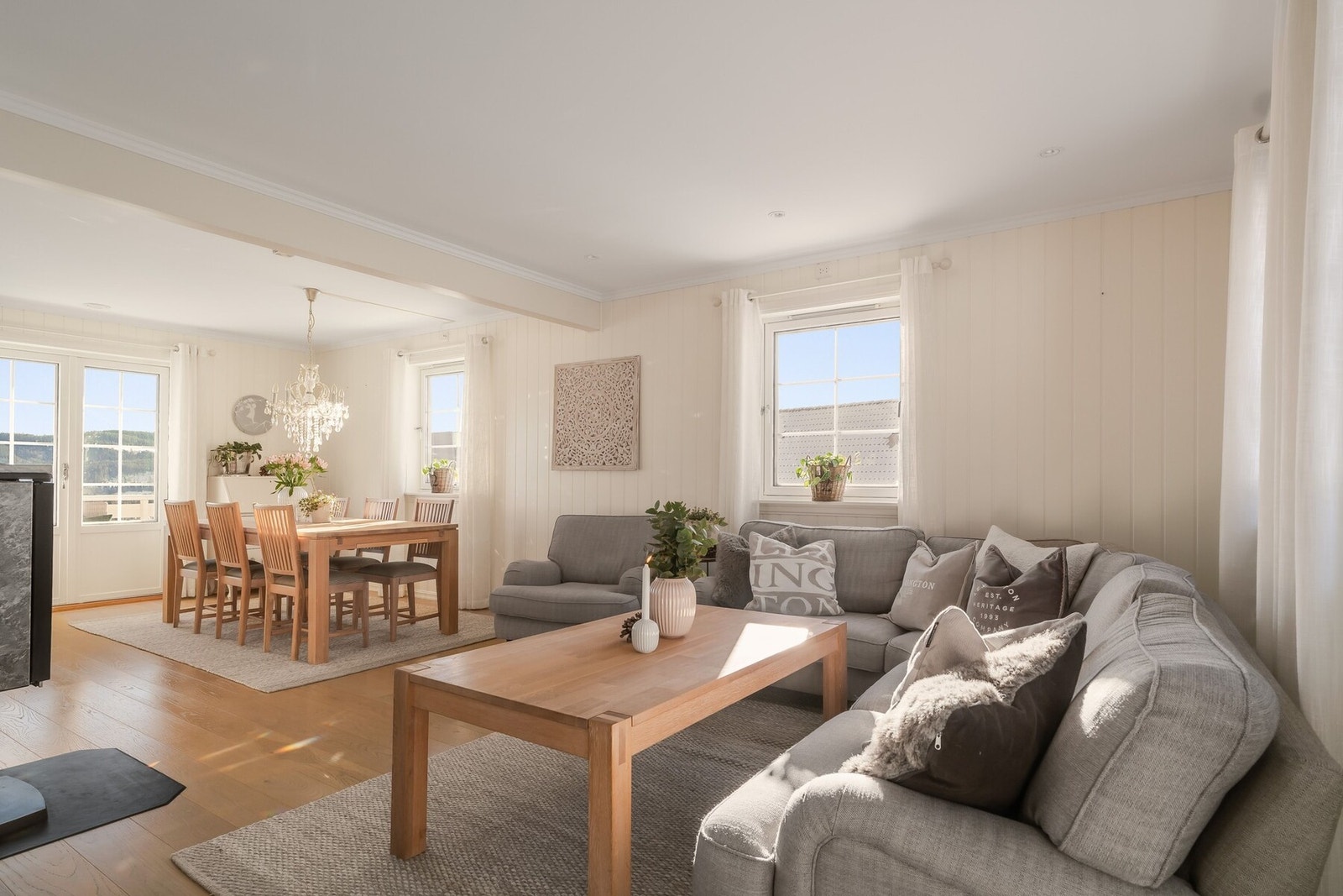 Hovedetasjen kombinerer klassiske detaljer med gode romstørrelser og en lun atmosfære - et hjem som inviterer til både hverdagsliv og hyggelige sammenkomster. Galleribilde