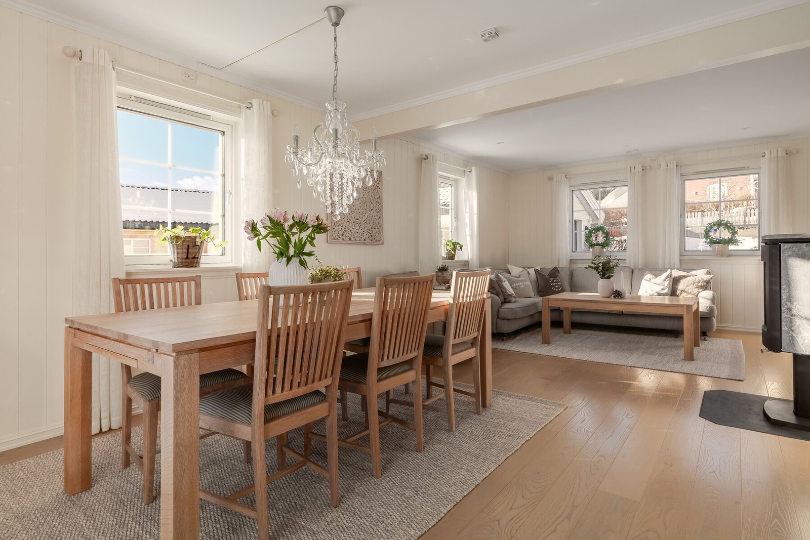 Stue på 31 m² - romslig og lys, med god plass til både sofagruppe og spisebord. Galleribilde