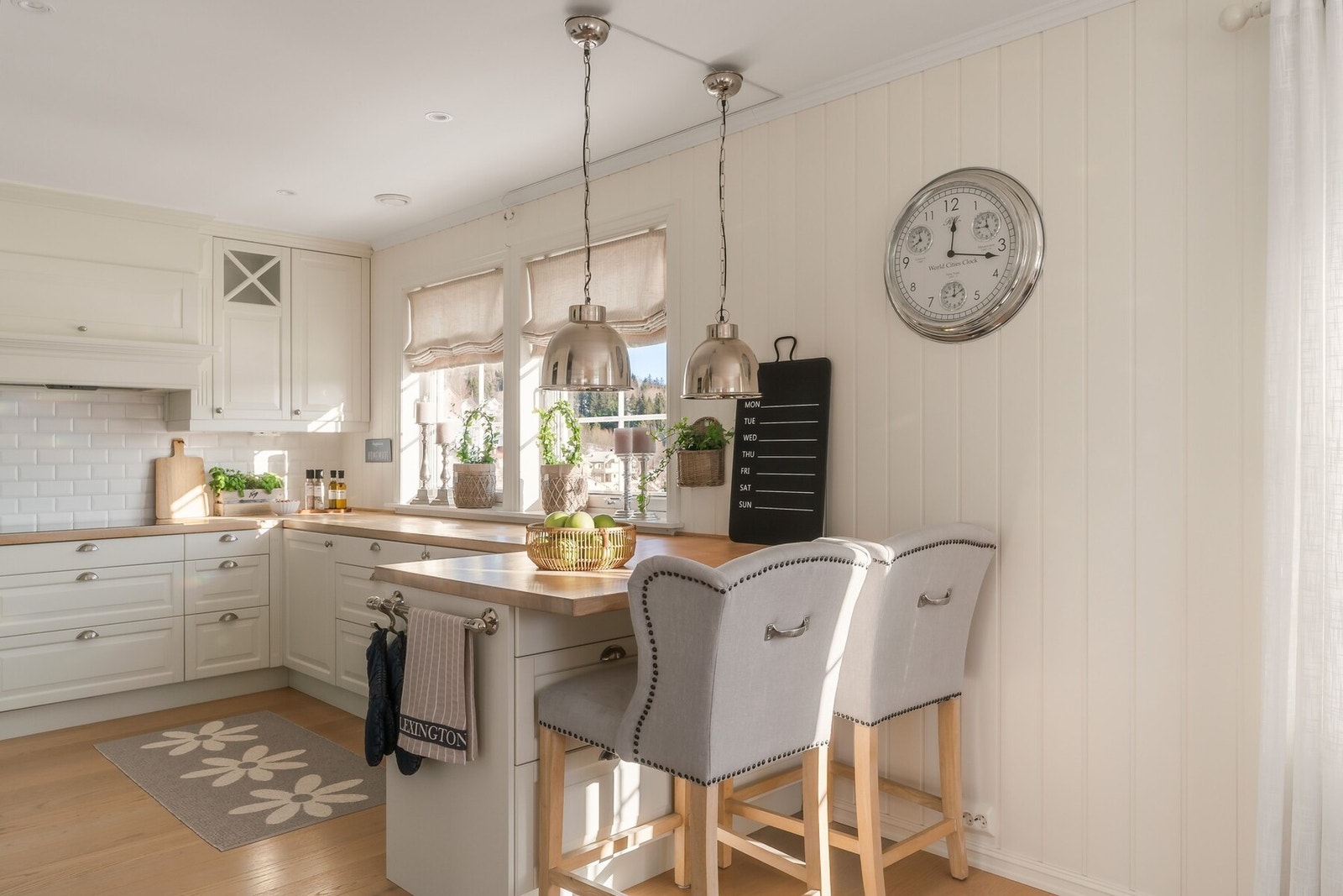 Tidløst, elegant og gjennomført kjøkken med en harmonisk kombinasjon av klassisk stil og moderne funksjonalitet. Galleribilde