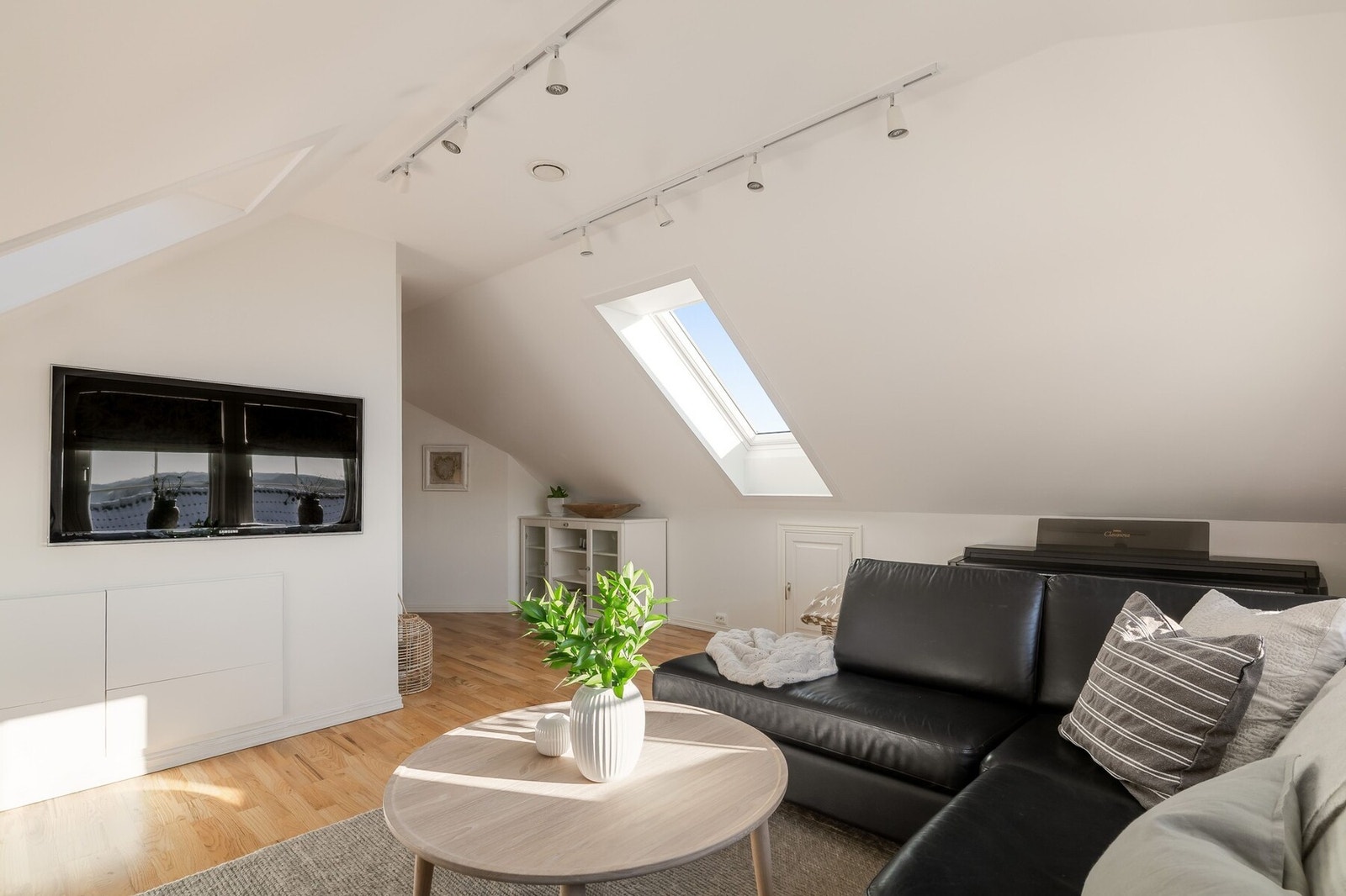 TV-seksjonen har en praktisk og pen innebygdløsning med skuffer og skap for oppbevaring. Galleribilde