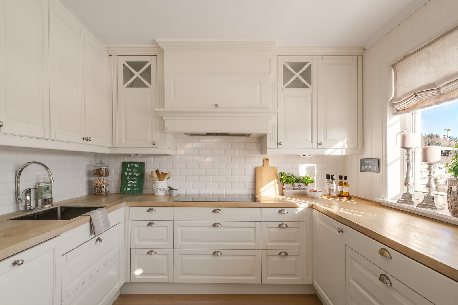 Vitrineskapene med sprosseinndelte glassdører bryter opp flaten på en elegant måte og tilfører rommet karakter og letthet. Galleribilde