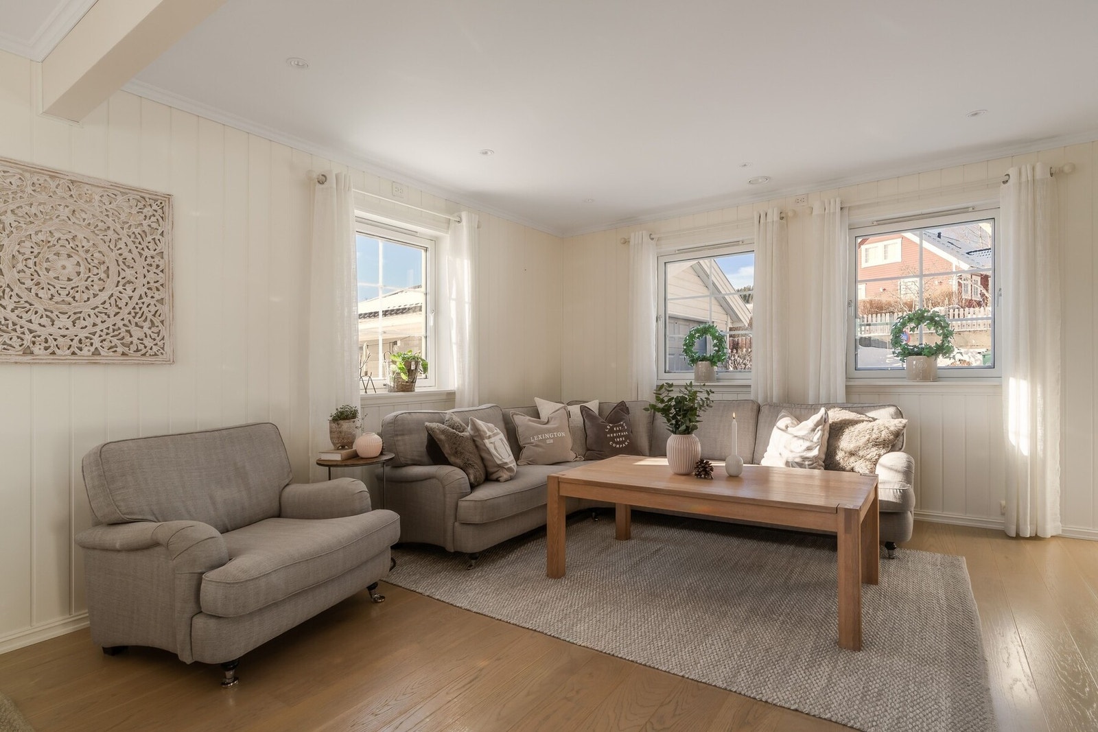 Rommet, slik som boligen for øvrig, er holdt i lyse, klassiske former. Galleribilde