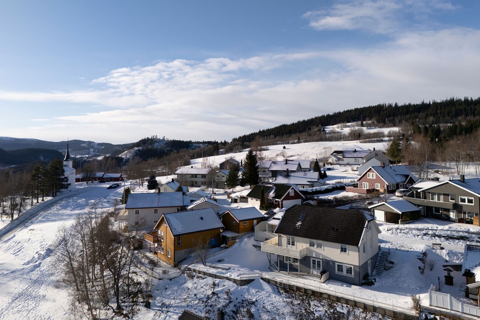 Her har man en stor, frodig hage med plenarealer, flott beplantning og støttemurer. Galleribilde