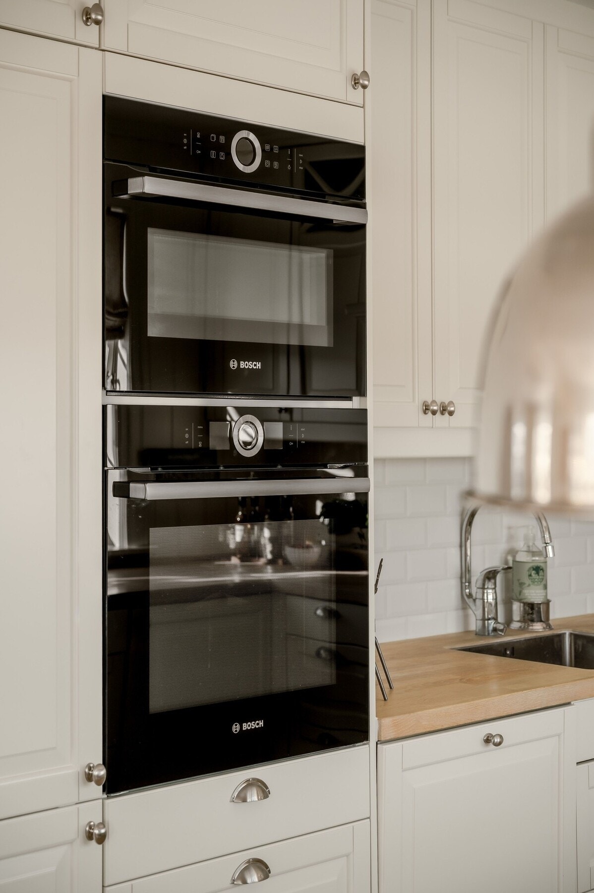 Stekesonen har et eget karnapp med integrert avtrekksvifte fra kvalitetsmerket Røroshetta. Galleribilde