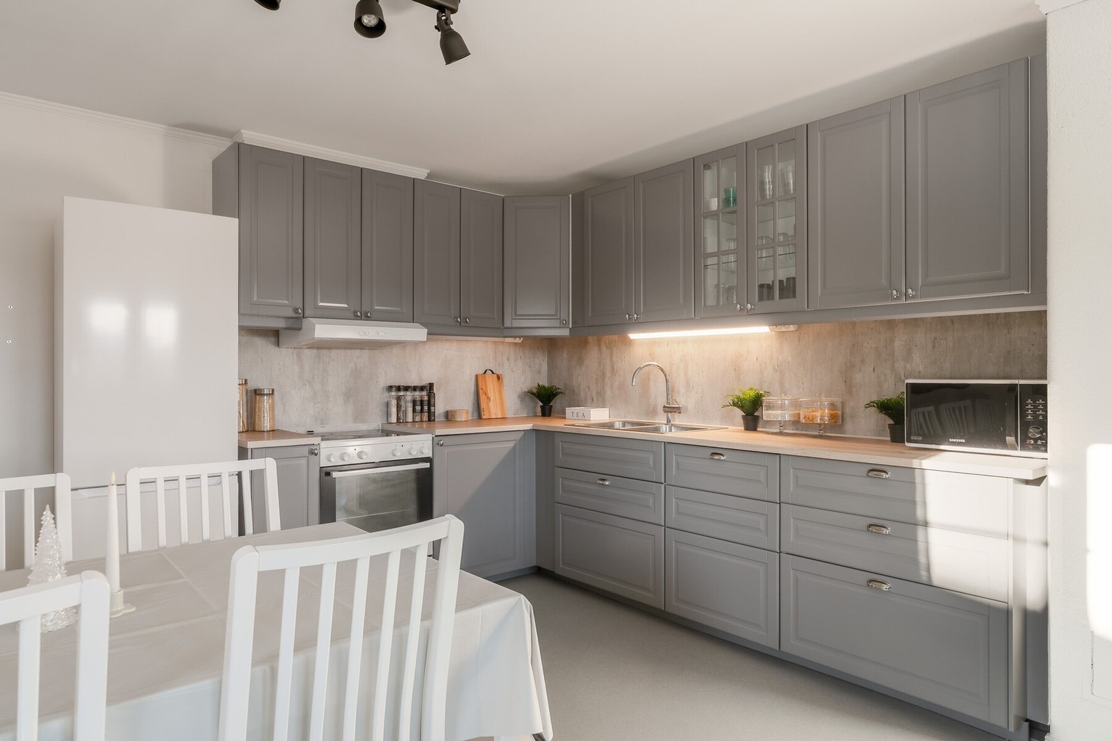 Kjøkkenet byr på gode oppbevaringsmuligheter i over- og underskap samt god benkplass. Galleribilde