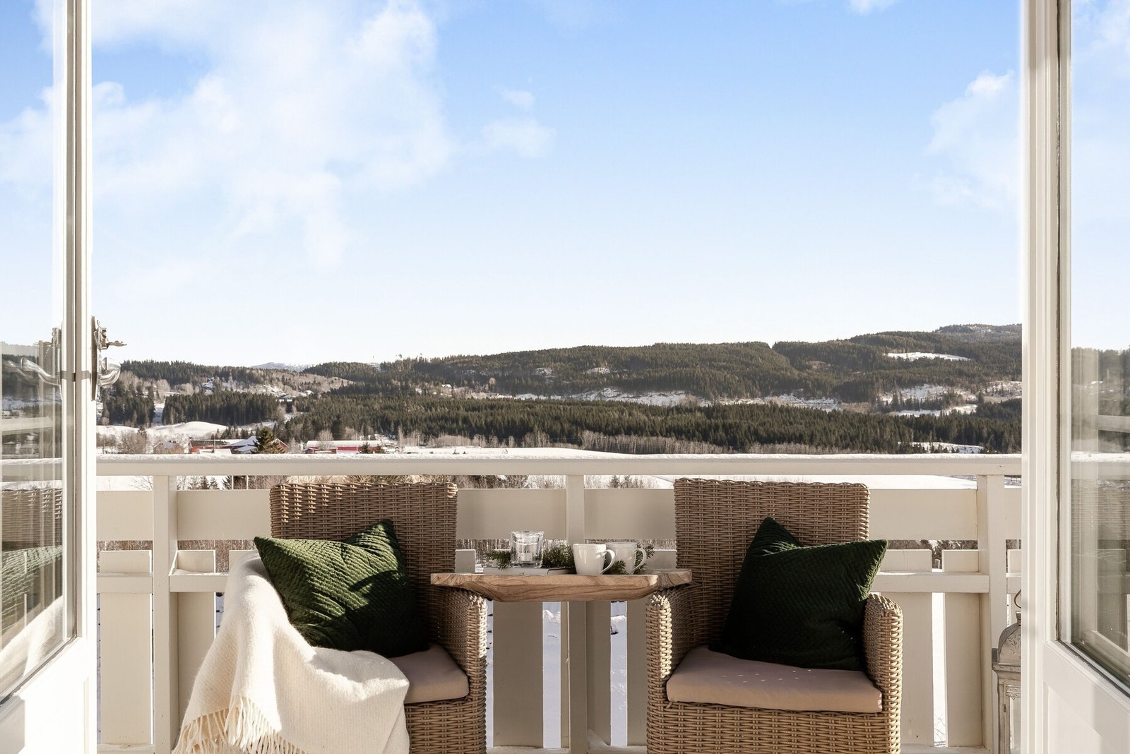 Her kan man sitte å nyte den fabelaktige utsikten utover området. Galleribilde