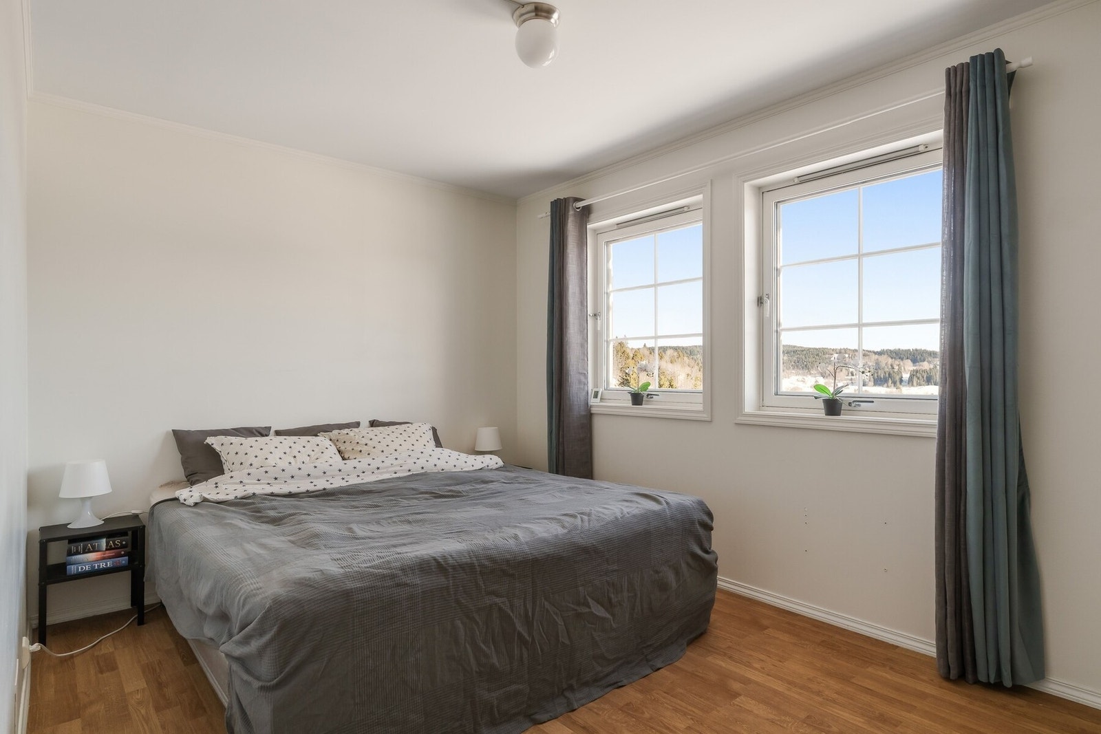 Soverommet måler 12,9 m²- her har man god plass til både seng, nattbord og annet soveromsmøblement. Galleribilde