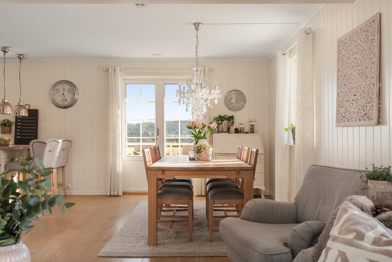 Spisestuen har sin naturlig plassering mellom stue og kjøkken. Her har man også tilgang til verandaen med sol så tidlig som kl. 06.00 på sommerstid. Galleribilde