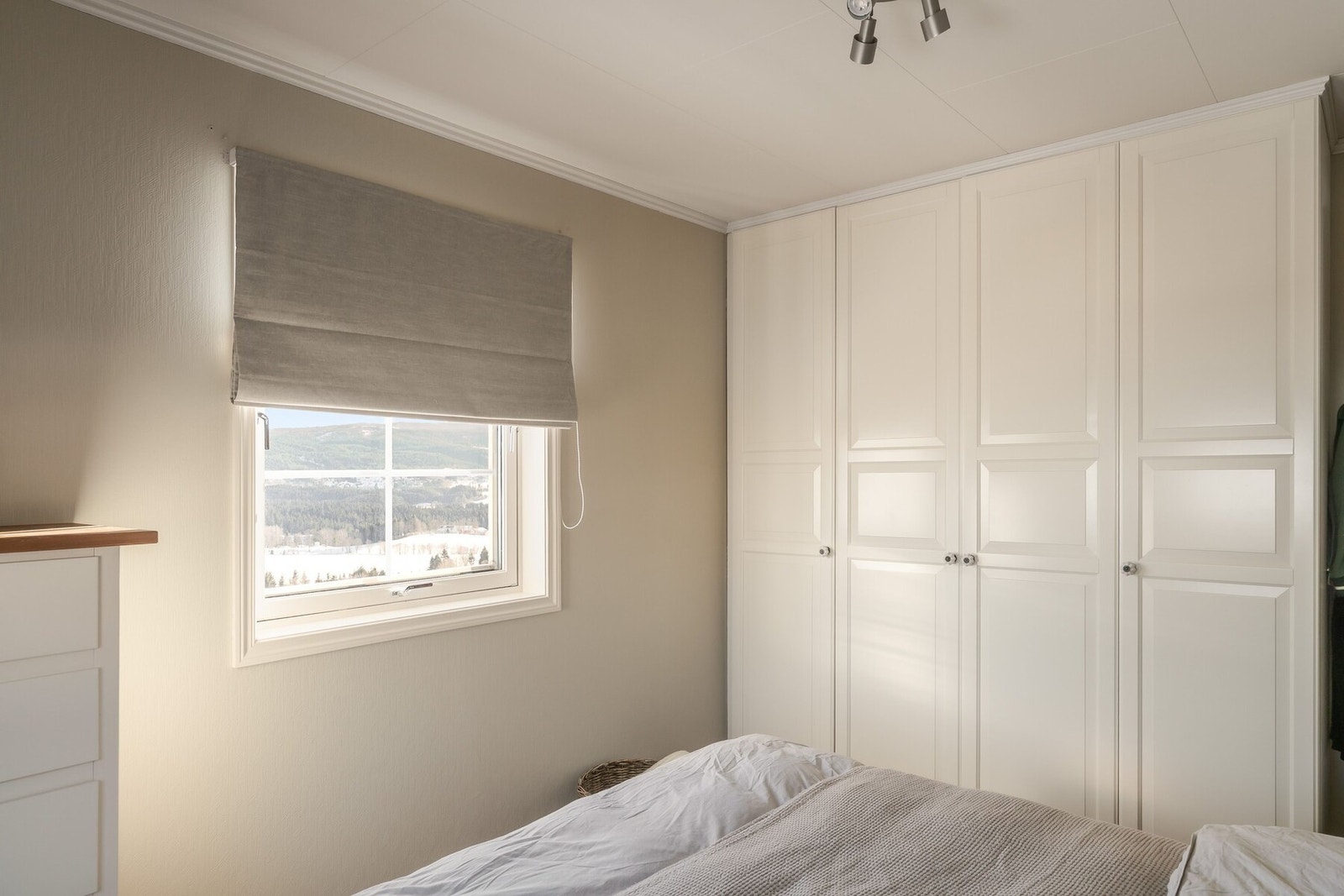 Rommet er i dag utstyrt med garderobeskap som medfølger. Galleribilde