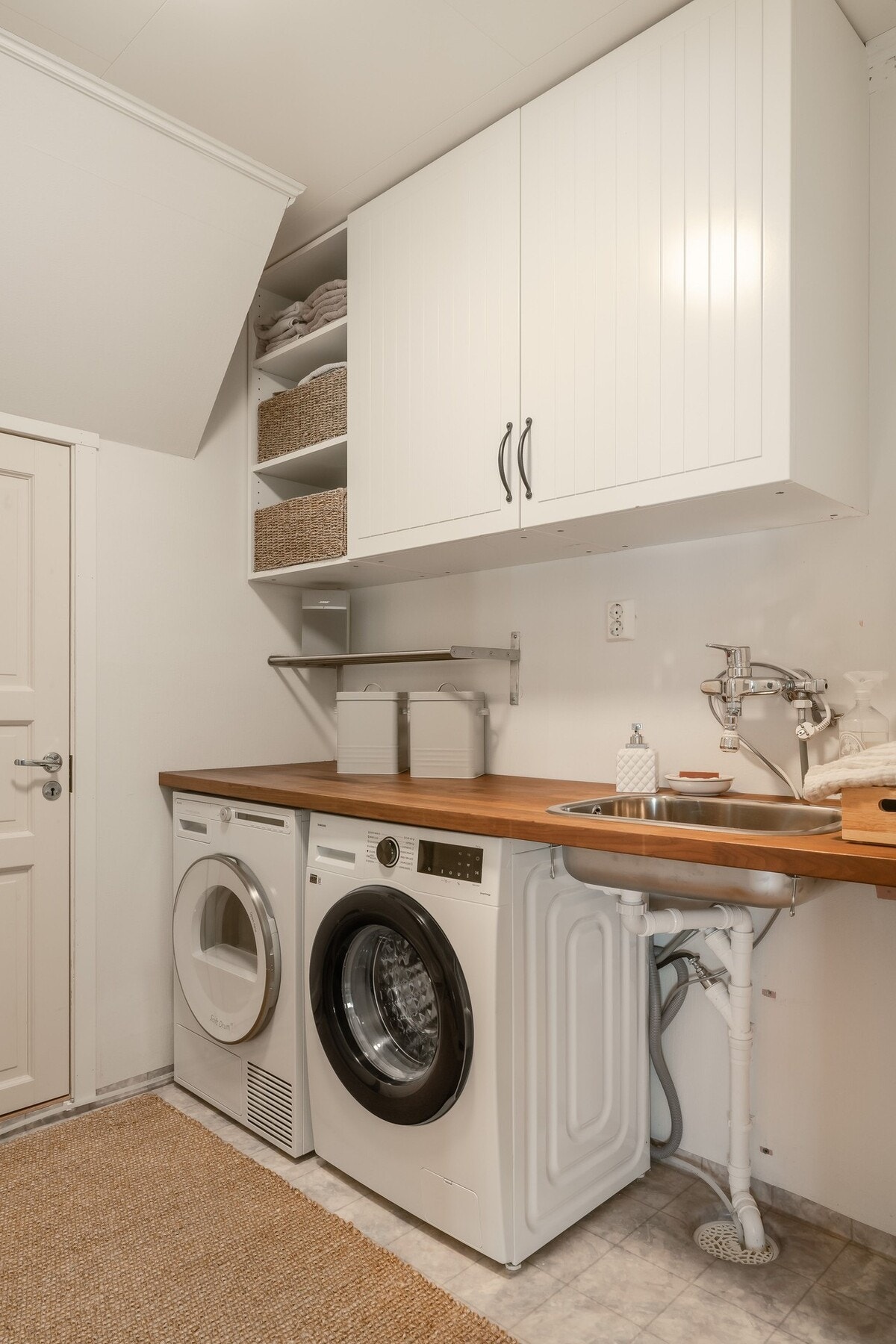 Eget vaskerom på ca. 4,8 m² - Innredet med opplegg for vaskemaskin og tørketrommel, samt gode arbeidsflater. Galleribilde