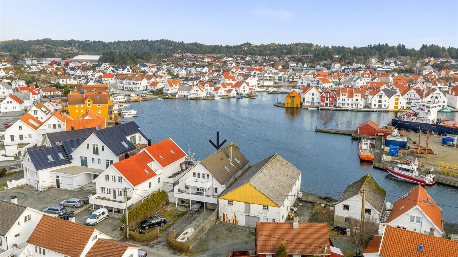 Eiendommen ligger med praktisk nærhet til skole, barnehage og lokale butikker, samtidig som det er lett adkomst til Skudeneshavn sentrum med sitt sjarmerende miljø, småbåthavn og hyggelige kaféer. Galleribilde