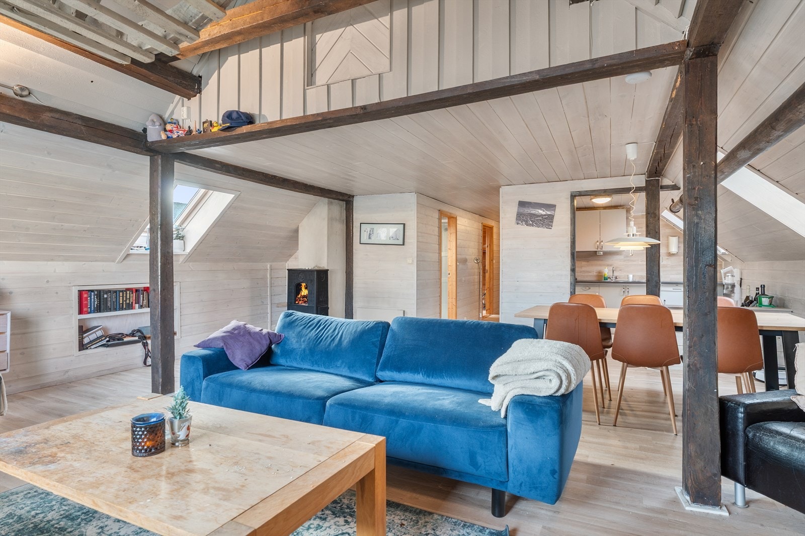 God plass til stort spisebord og sofagruppe Galleribilde