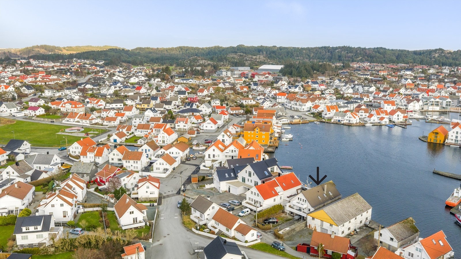 Lett adkomst til Skudeneshavn sentrum med sitt sjarmerende miljø, småbåthavn og hyggelige kaféer Galleribilde