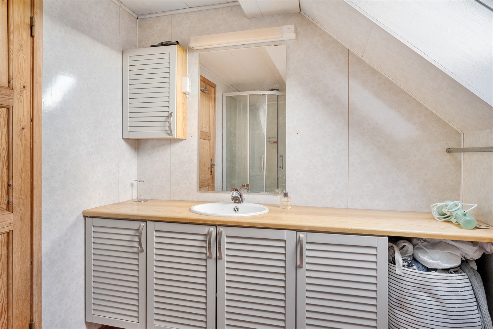 Romslig bad i 3. etasje med god oppbevaringsplass Galleribilde