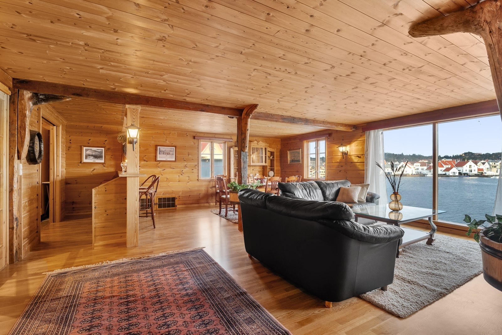 Sjøhuset med leiligheter i 2. og 3. etasje, samt innredet 1. etasje Galleribilde