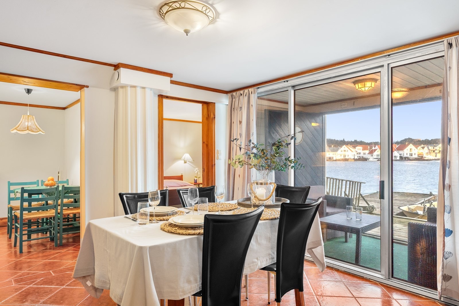 Pent innredet med malte vegger og flislagt gulv Galleribilde