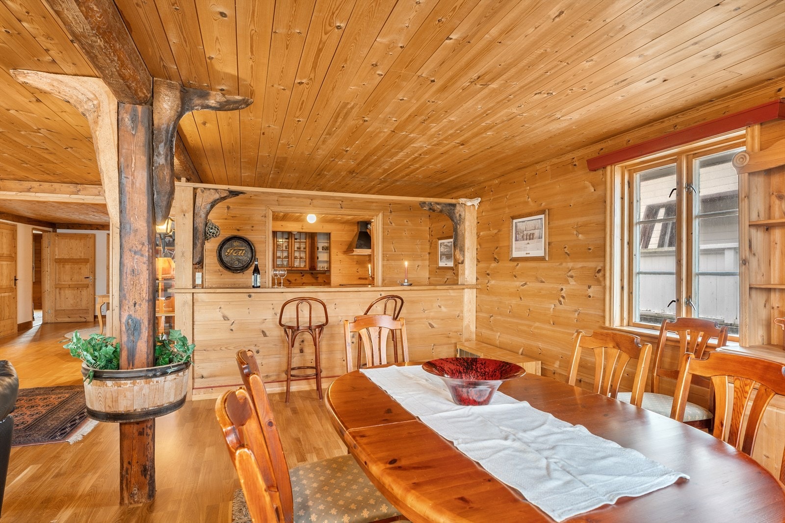 Stue med gode møbleringsmuligheter med god plass til stor sofagruppe og stort spisebord Galleribilde