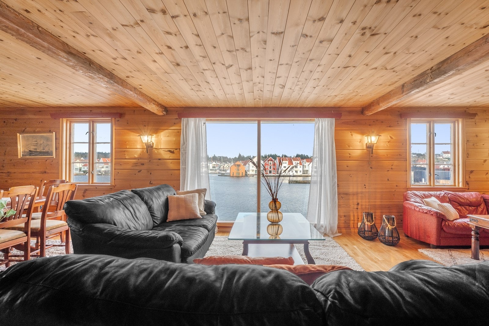 Den flotte beliggenheten gir nydelig sjøutsikt fra stuene i leilighetene Galleribilde