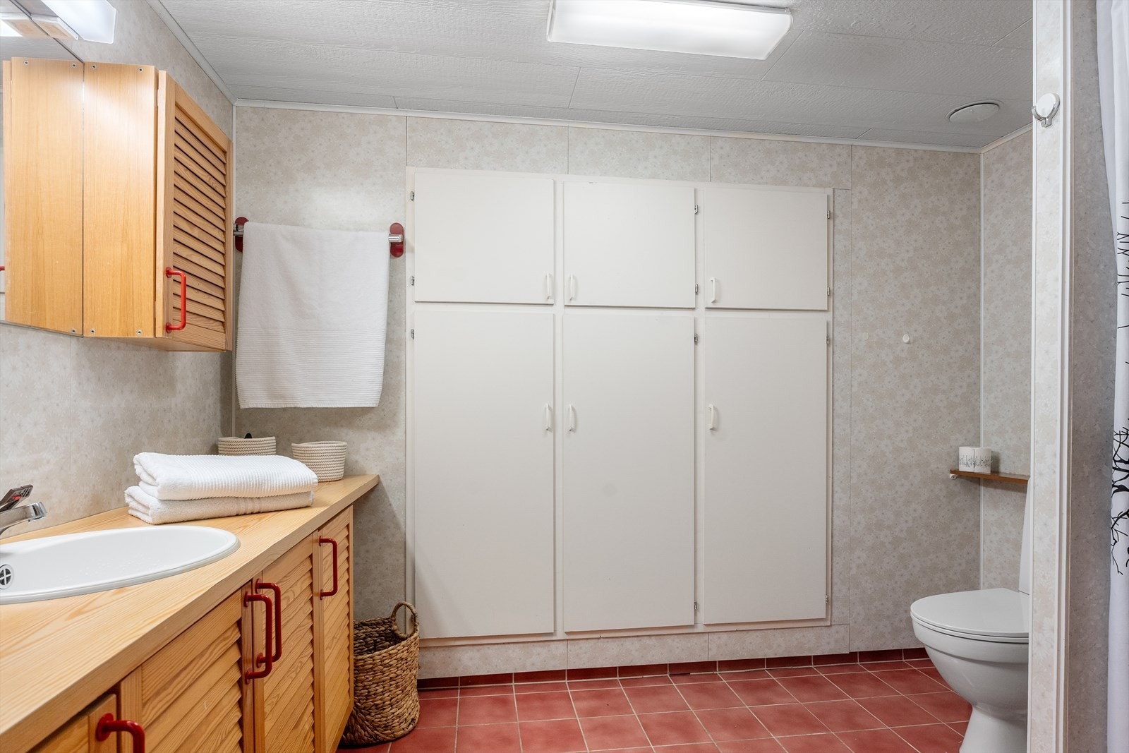 Bad i 2. etasje med gode oppbevaringsmuligheter og flislagt gulv Galleribilde