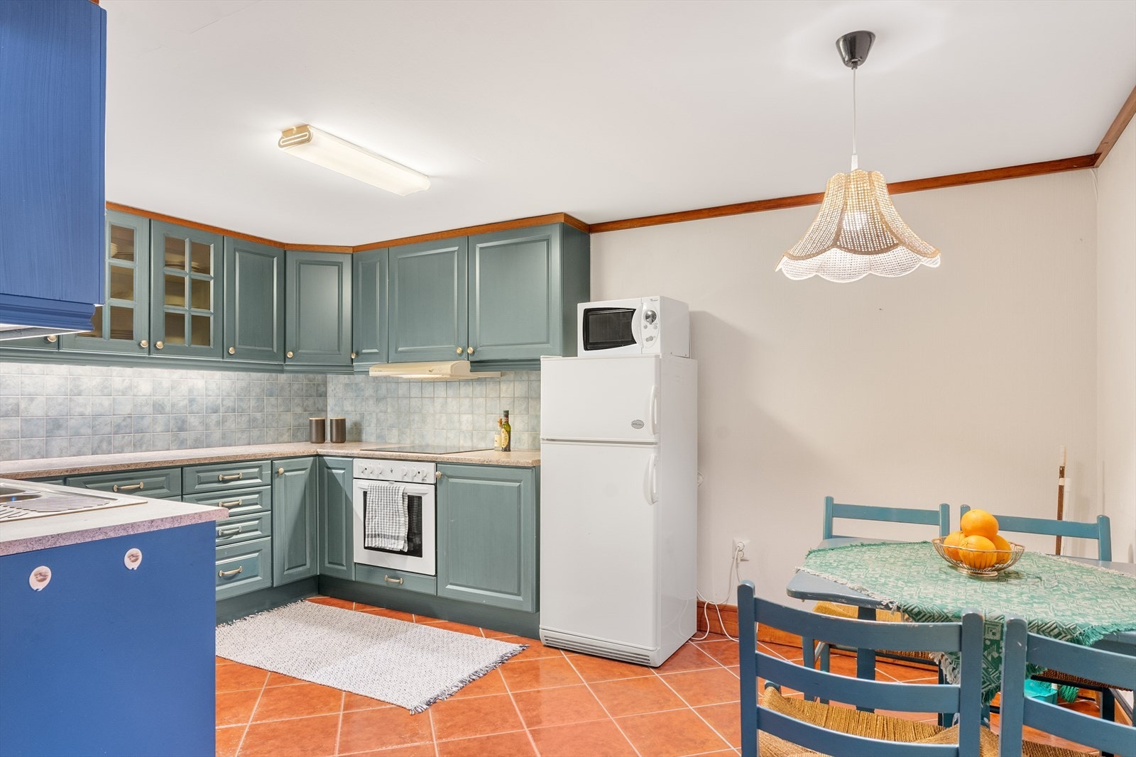 Pent og innholdsrikt kjøkken med god skap- og benkeplass Galleribilde