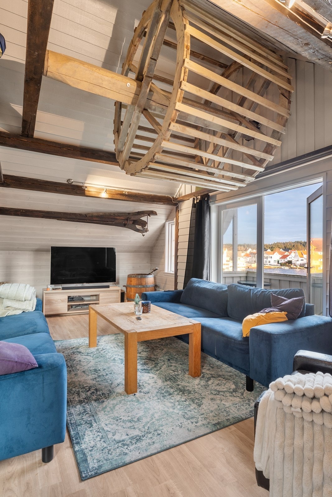 Utgang til herlig balkong med sjøutsikt Galleribilde