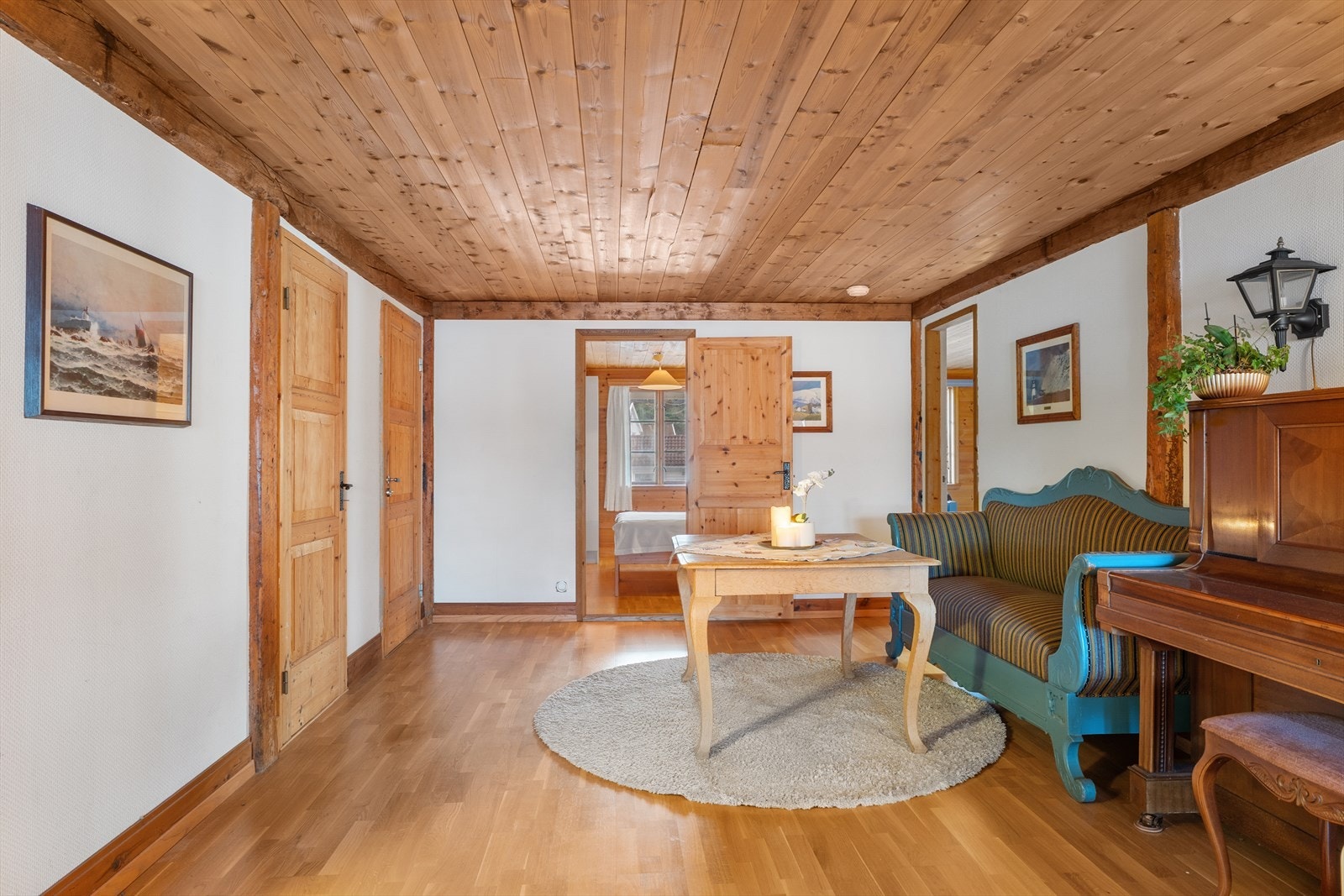 Leilightene holder god standard med eikeparkett, paneltak og lysmalte vegger Galleribilde