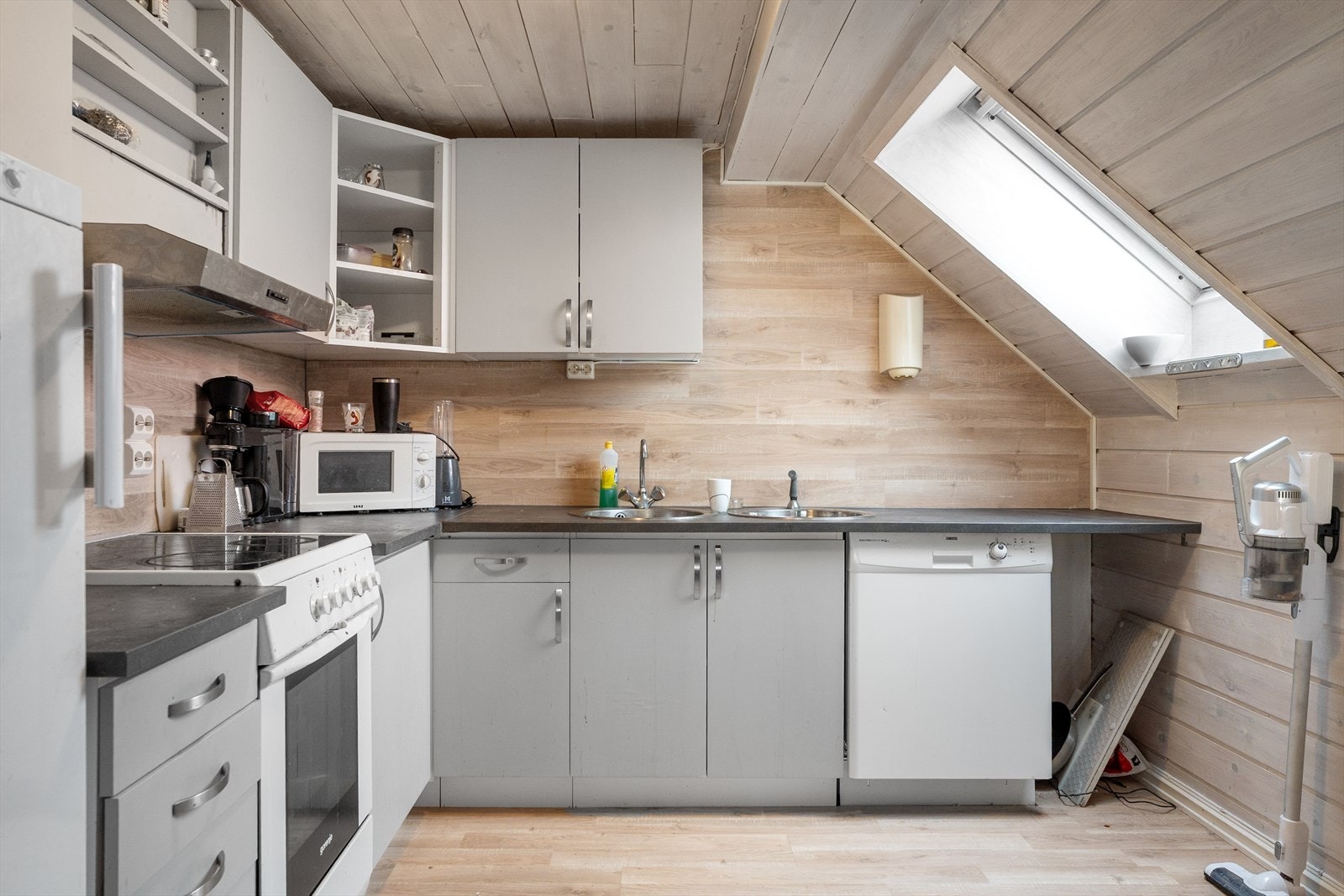 Innholdsrikt kjøkken med god skap- og benkeplass Galleribilde