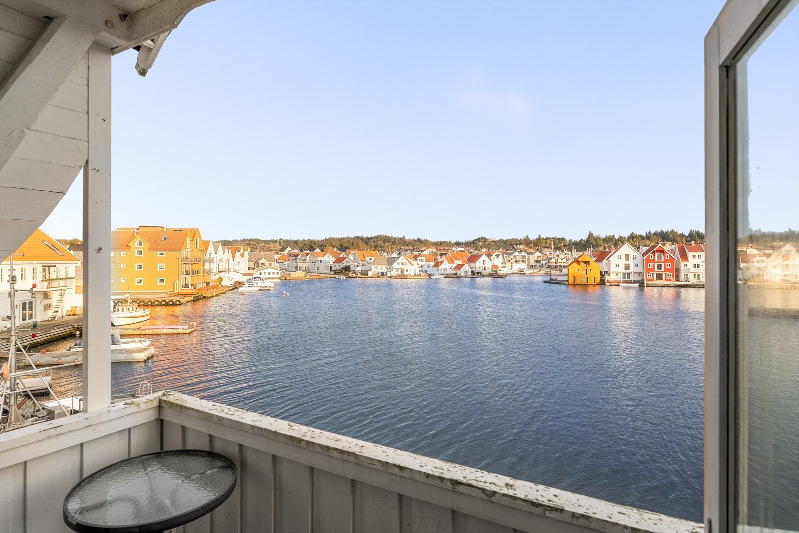 Nydelig sjøutsikt fra balkongen til leiligheten i 3. etasje Galleribilde