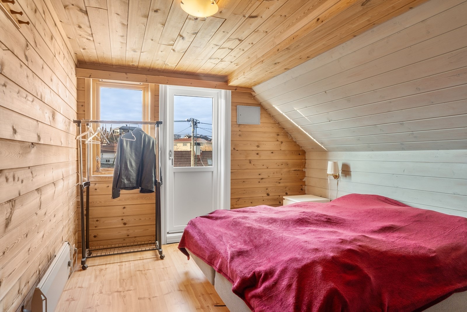 Romslig soverom med utgang til sørvestvendt balkong - Leiligheten har totalt 3 soverom. Galleribilde