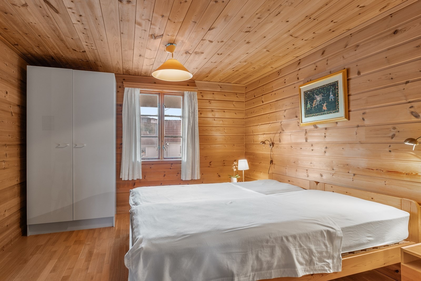 Soverom med tilhørende garderobeskapr Galleribilde