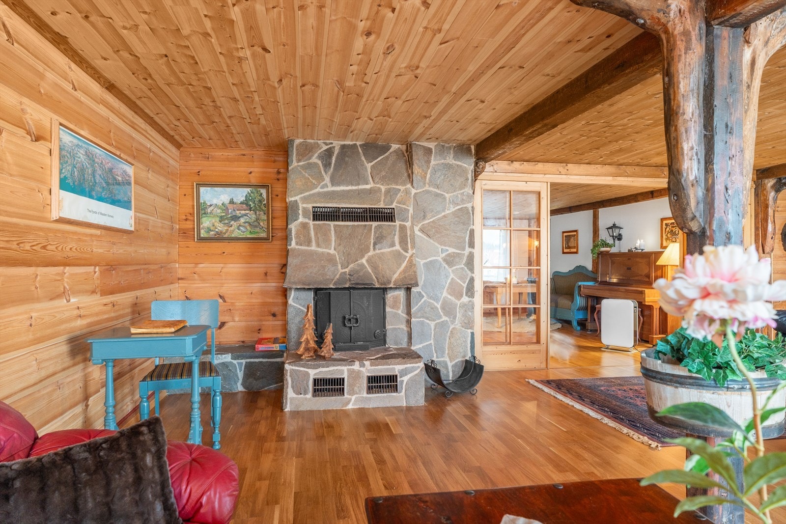 Stuen i 2. etg - Peisovn med innsats som gir varme og herlig atmosfære Galleribilde