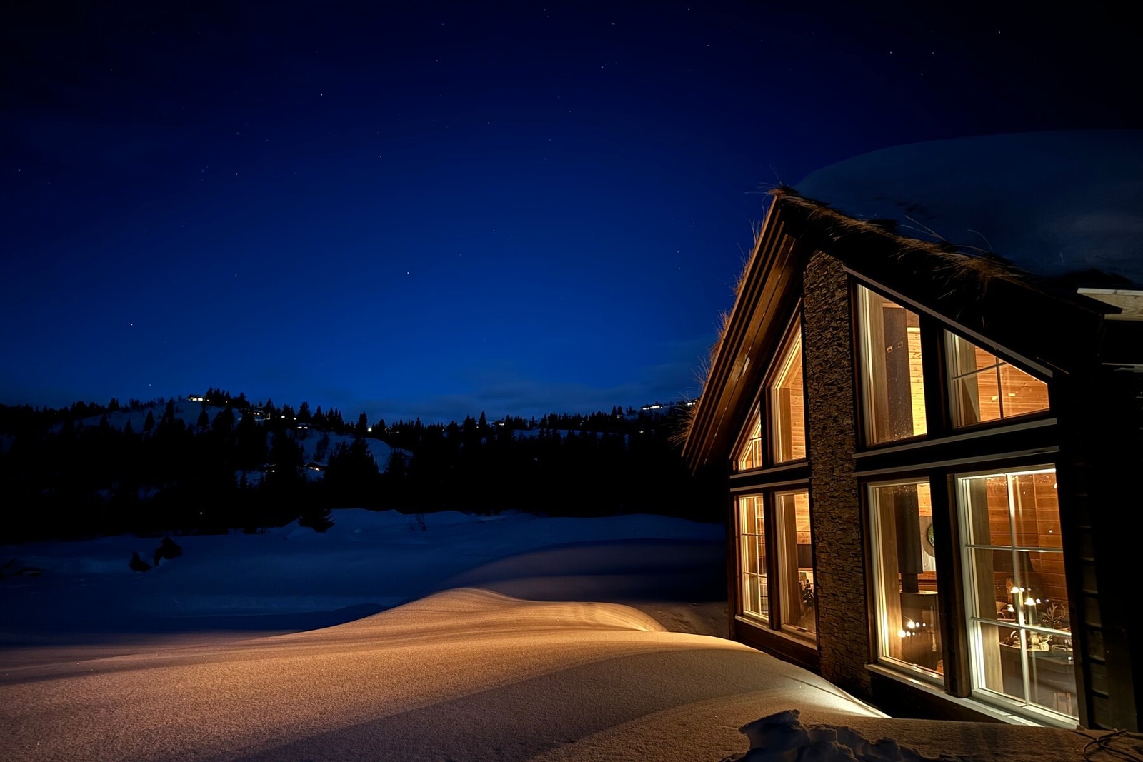 Et område med lite lysforurensning, her danser nordlyset jevnlig gjennom vinteren Galleribilde