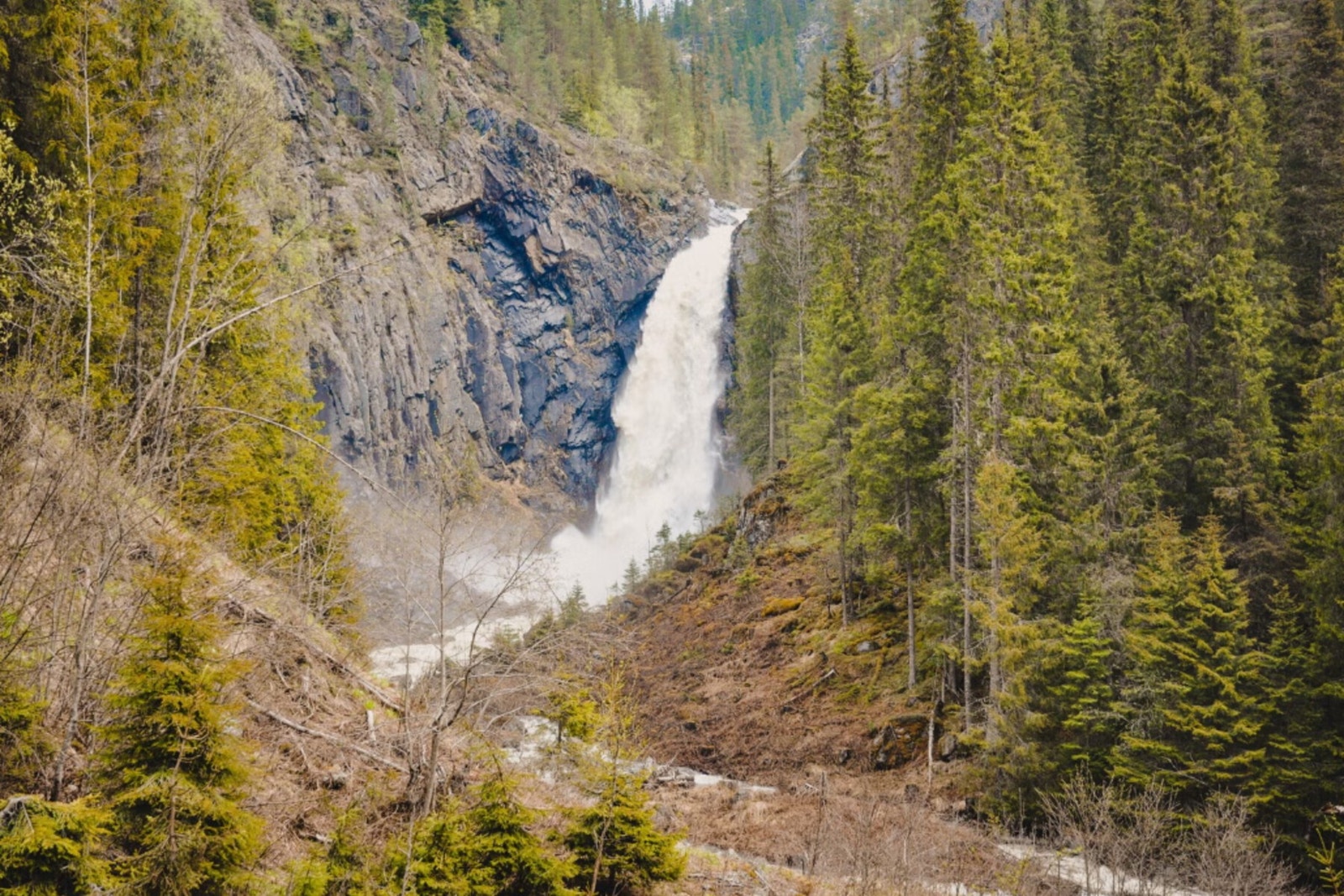 Juvfossen i Etnedal et mektig skue. 40m fall. Galleribilde