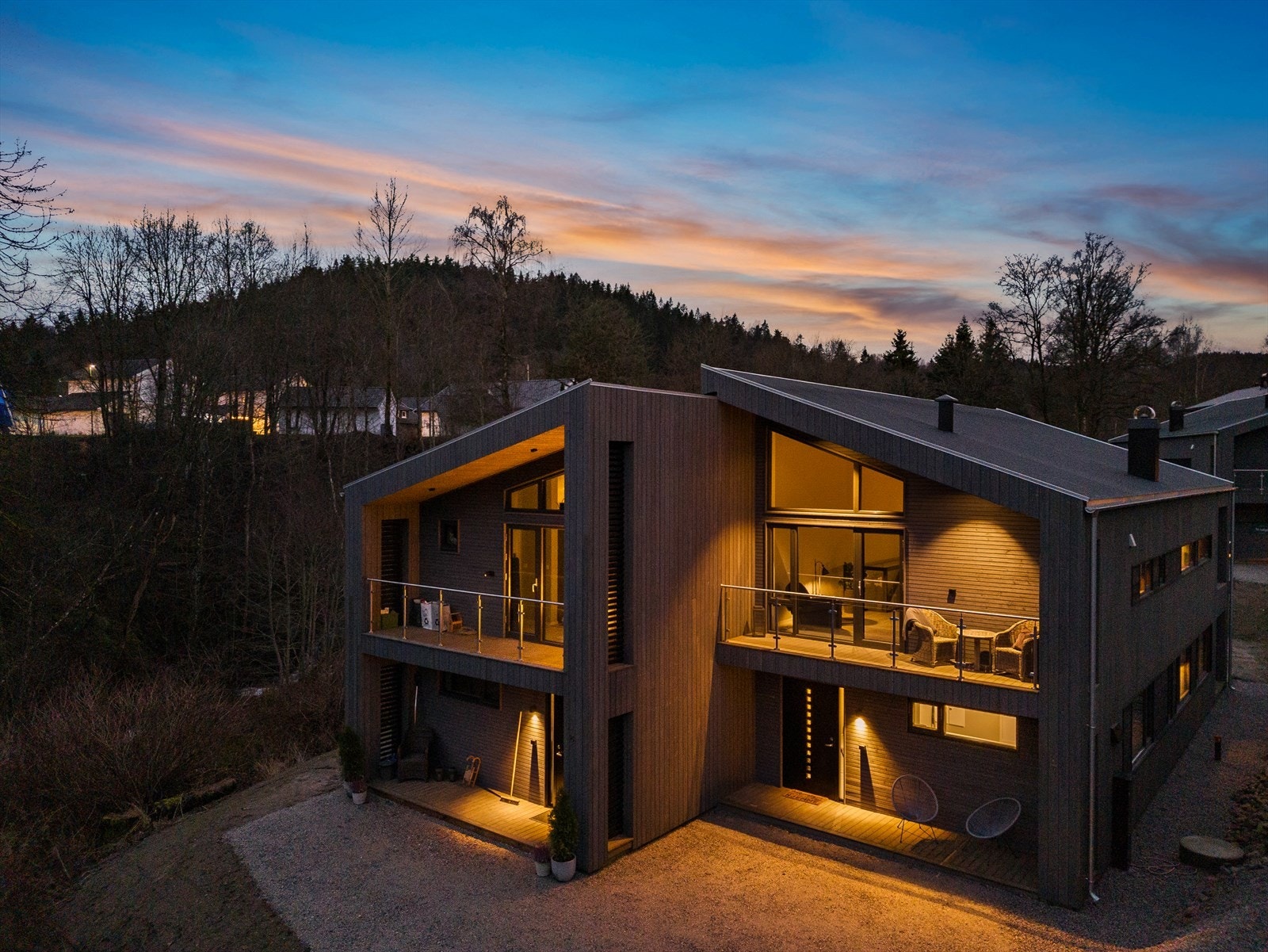 Moderne vertikaldelt tomannsbolig med solrik og idyllisk beliggenhet, i pakt med naturen Galleribilde
