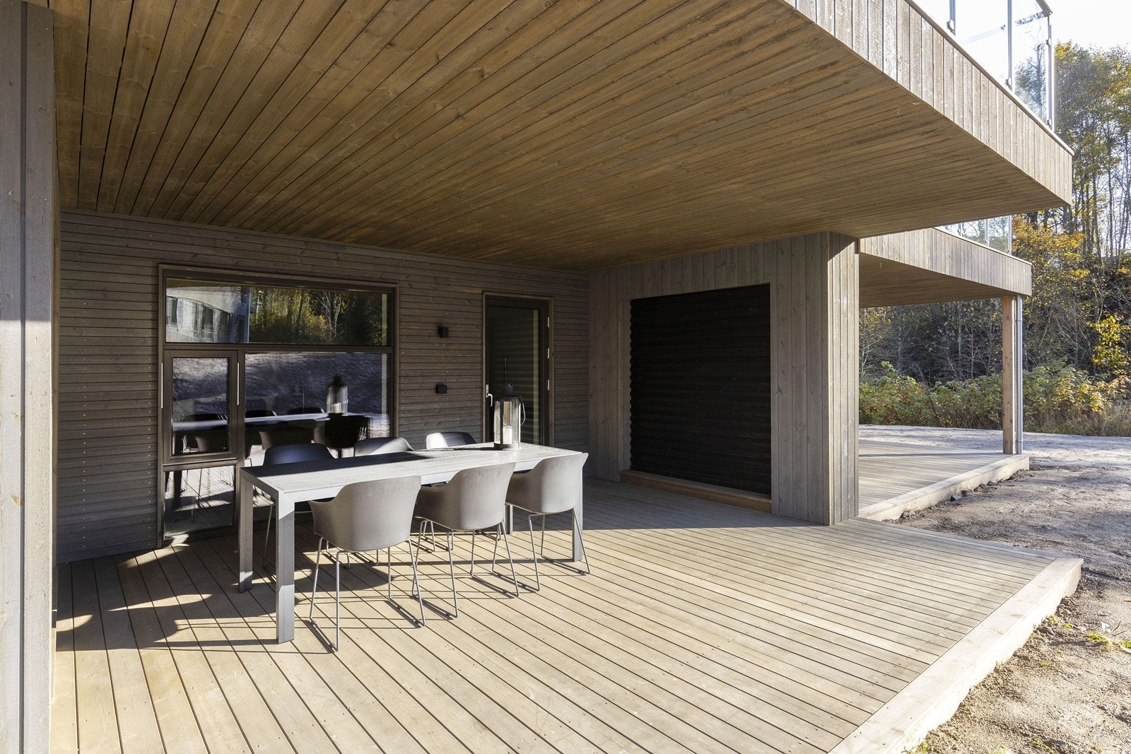 Fra boligens 1. etasje er det utgang til terrasse mot vest Galleribilde